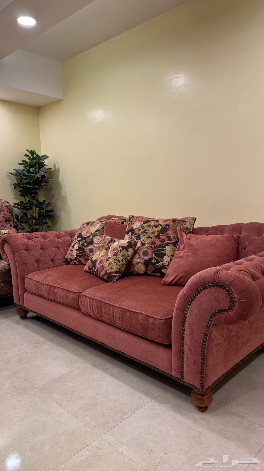 Sofas and tables64555588611203113