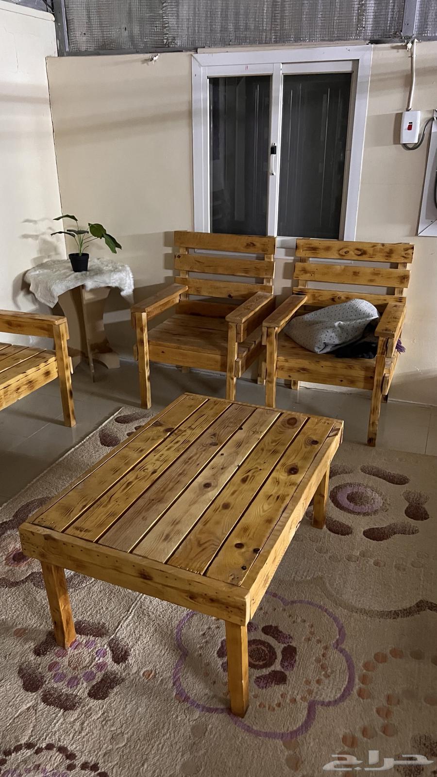 كراسي خشب وطاوله64557586844033113