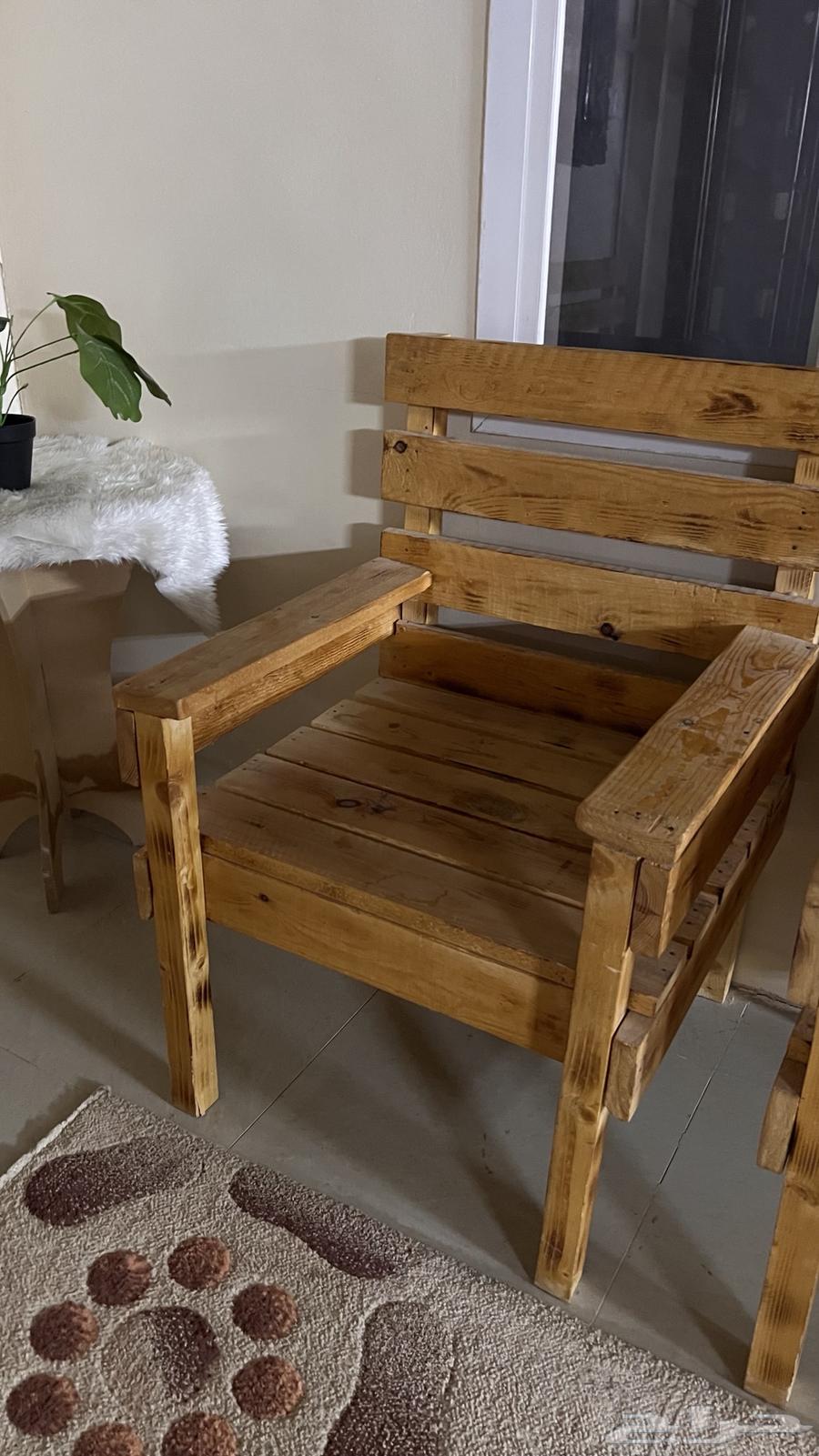 كراسي خشب وطاوله64557586844033112