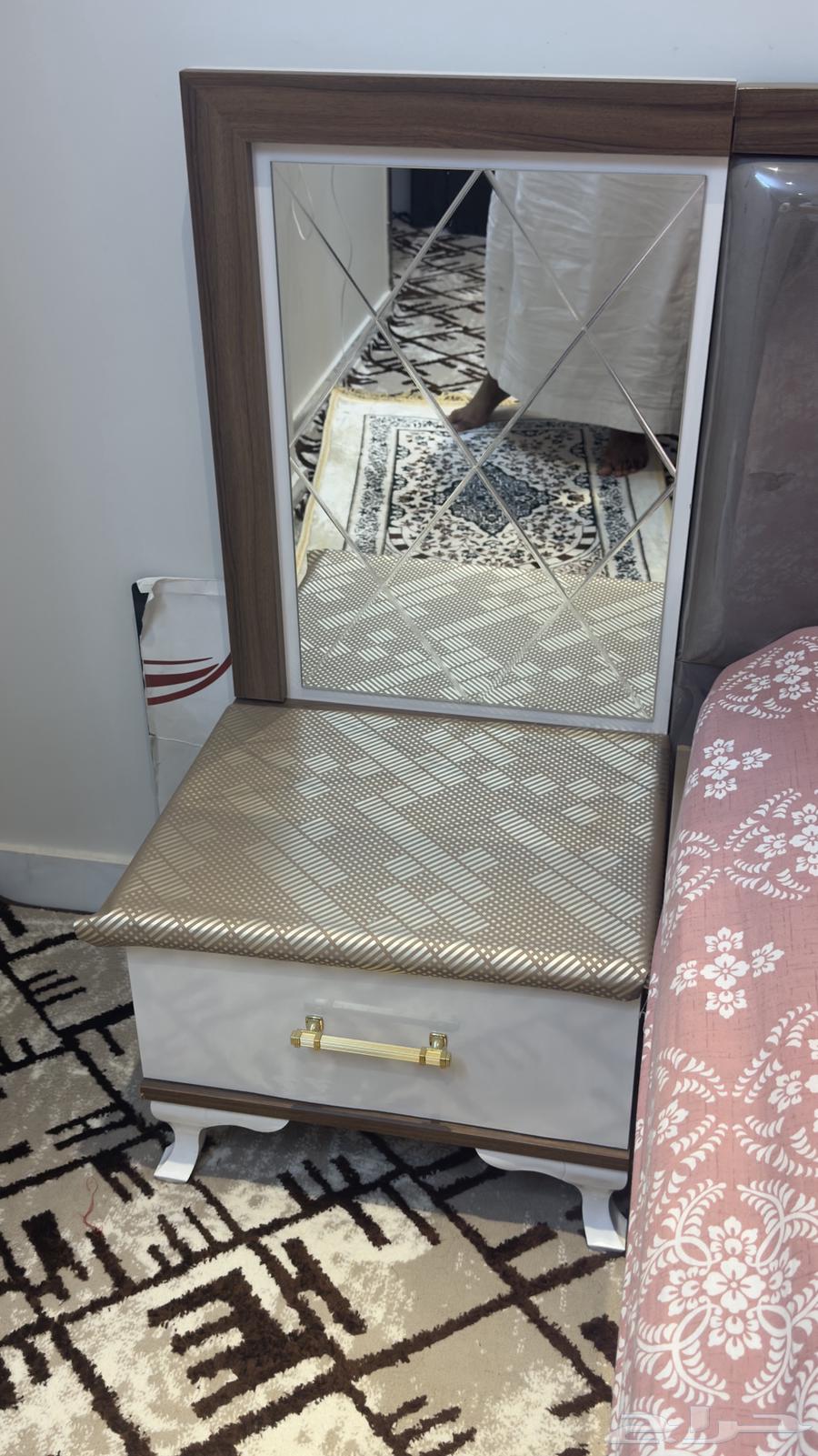 Clean bedroom set consisting of 6 pieces, used for only 3 months64554188839938113