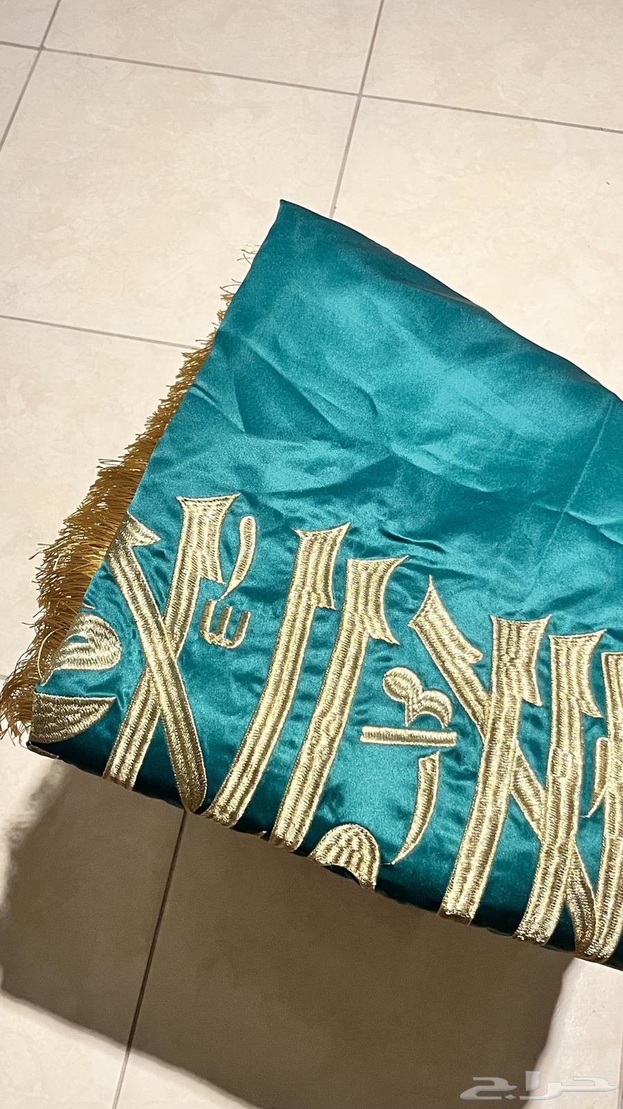 العلم الواحد ب200 اما العلم والساريه ب 138064557685207298110