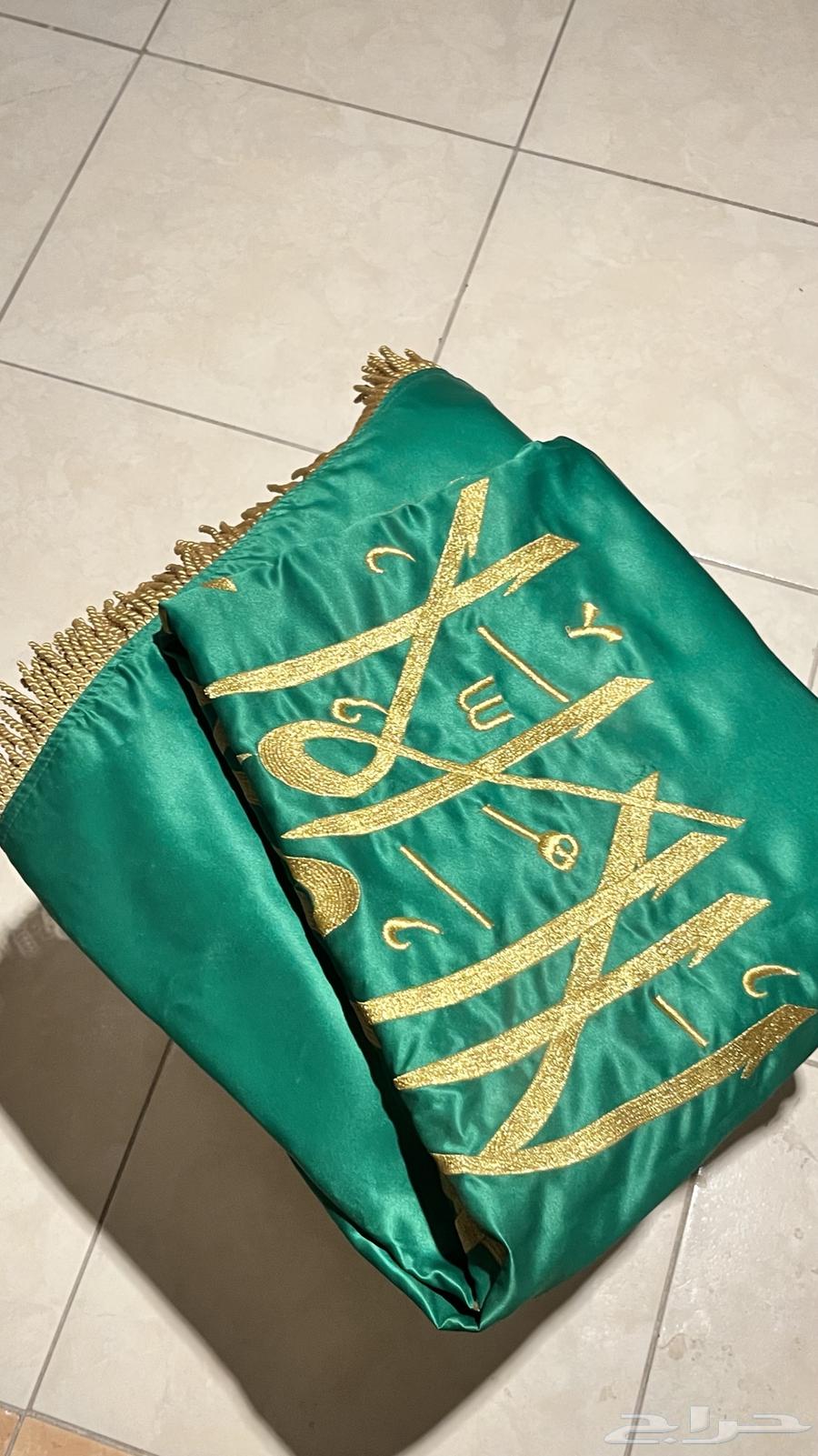 العلم الواحد ب200 اما العلم والساريه ب 138064557685207298111