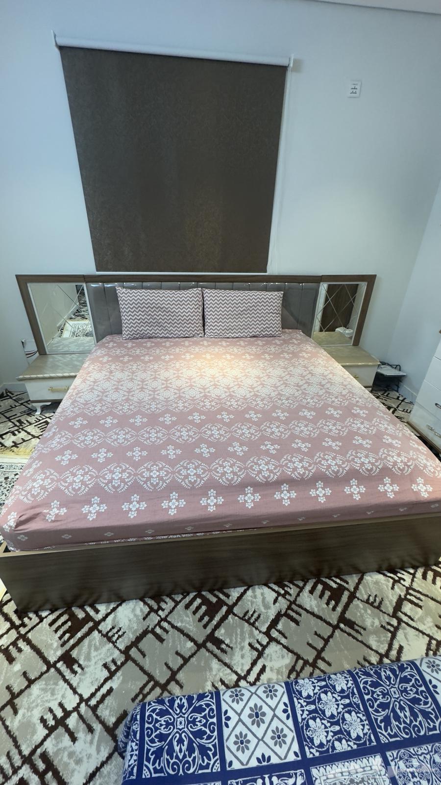 Clean bedroom set consisting of 6 pieces, used for only 3 months64554188839938112