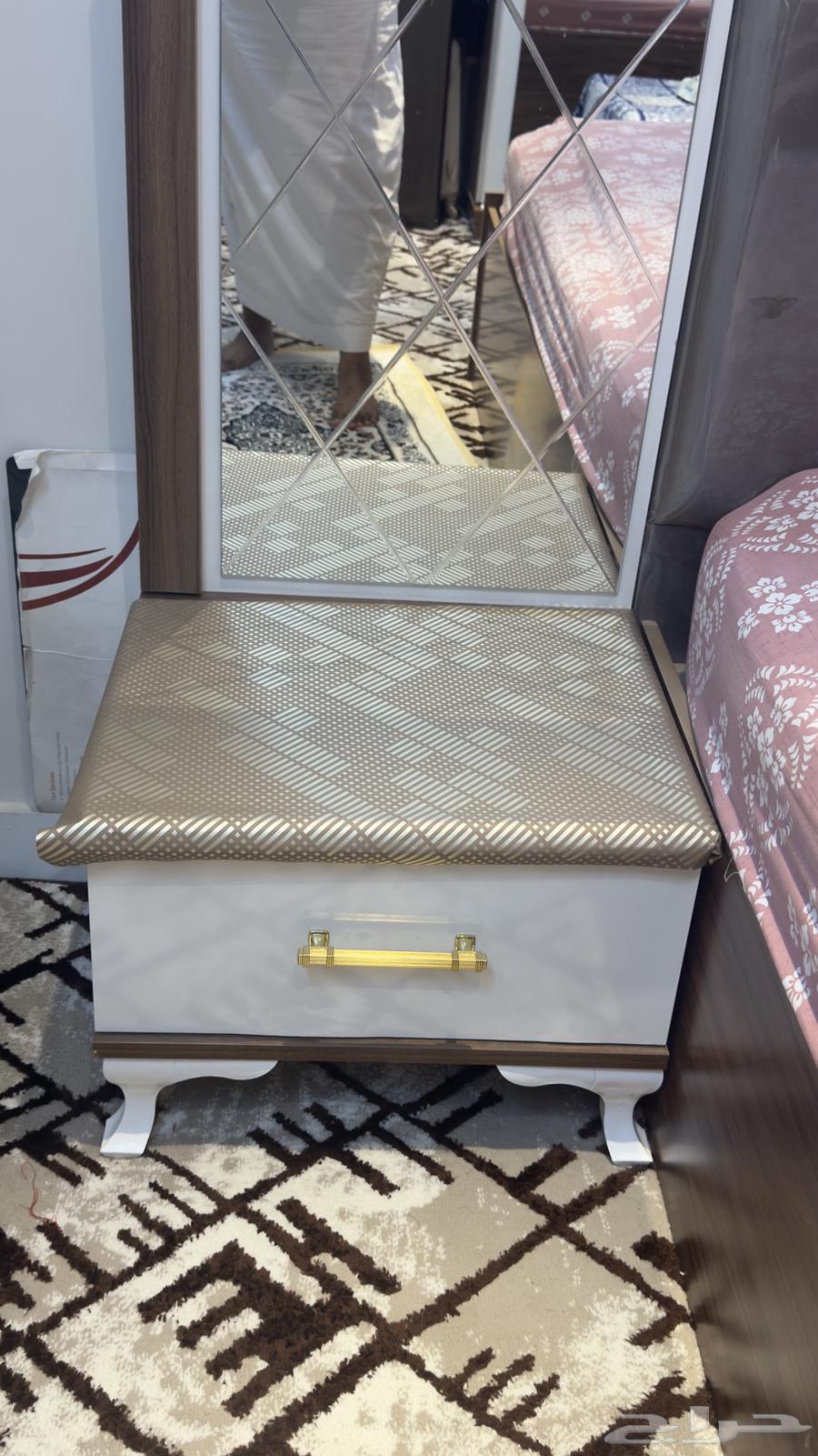 Clean bedroom set consisting of 6 pieces, used for only 3 months64554188839938110