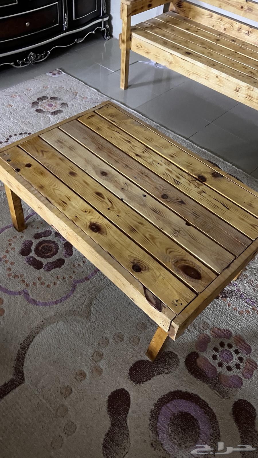 كراسي خشب وطاوله64557586844033110