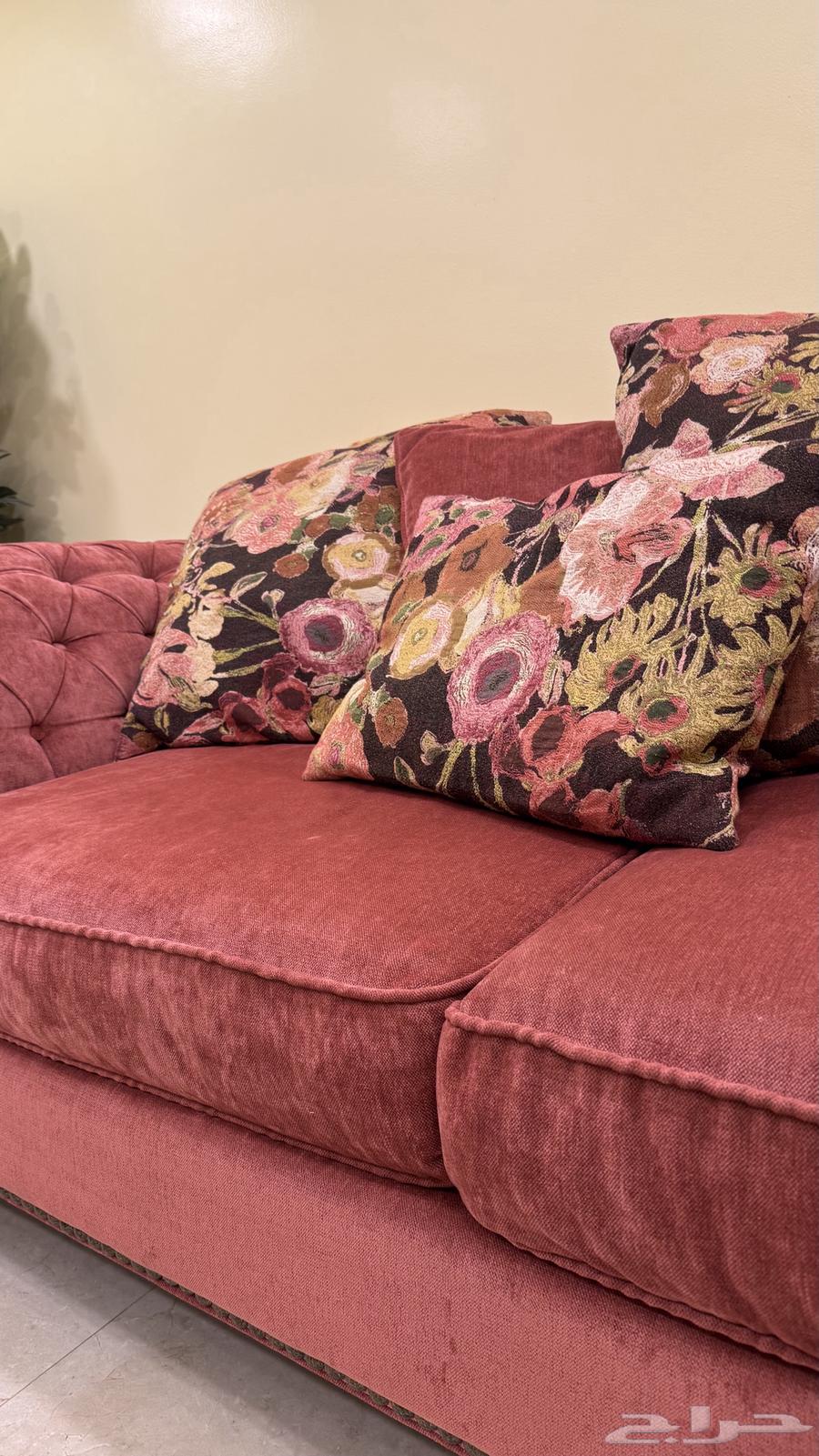 Sofas and tables64555588611203111