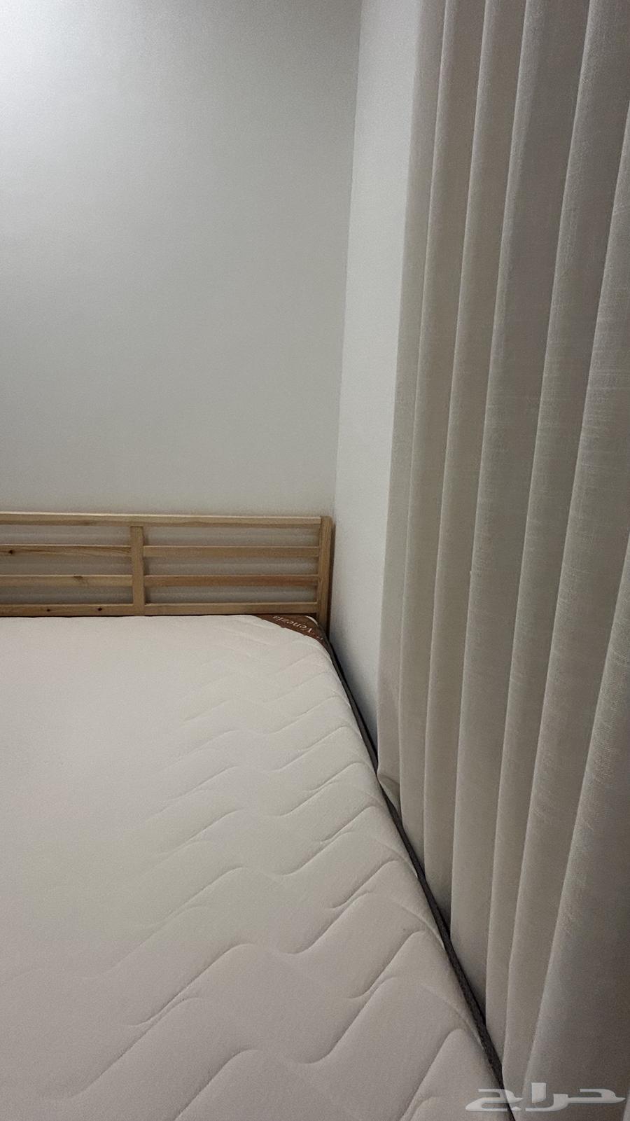 سرير ايكيا خشبي 200 في 140 استعمال نظيف لايوجد خدوش64561063431939111