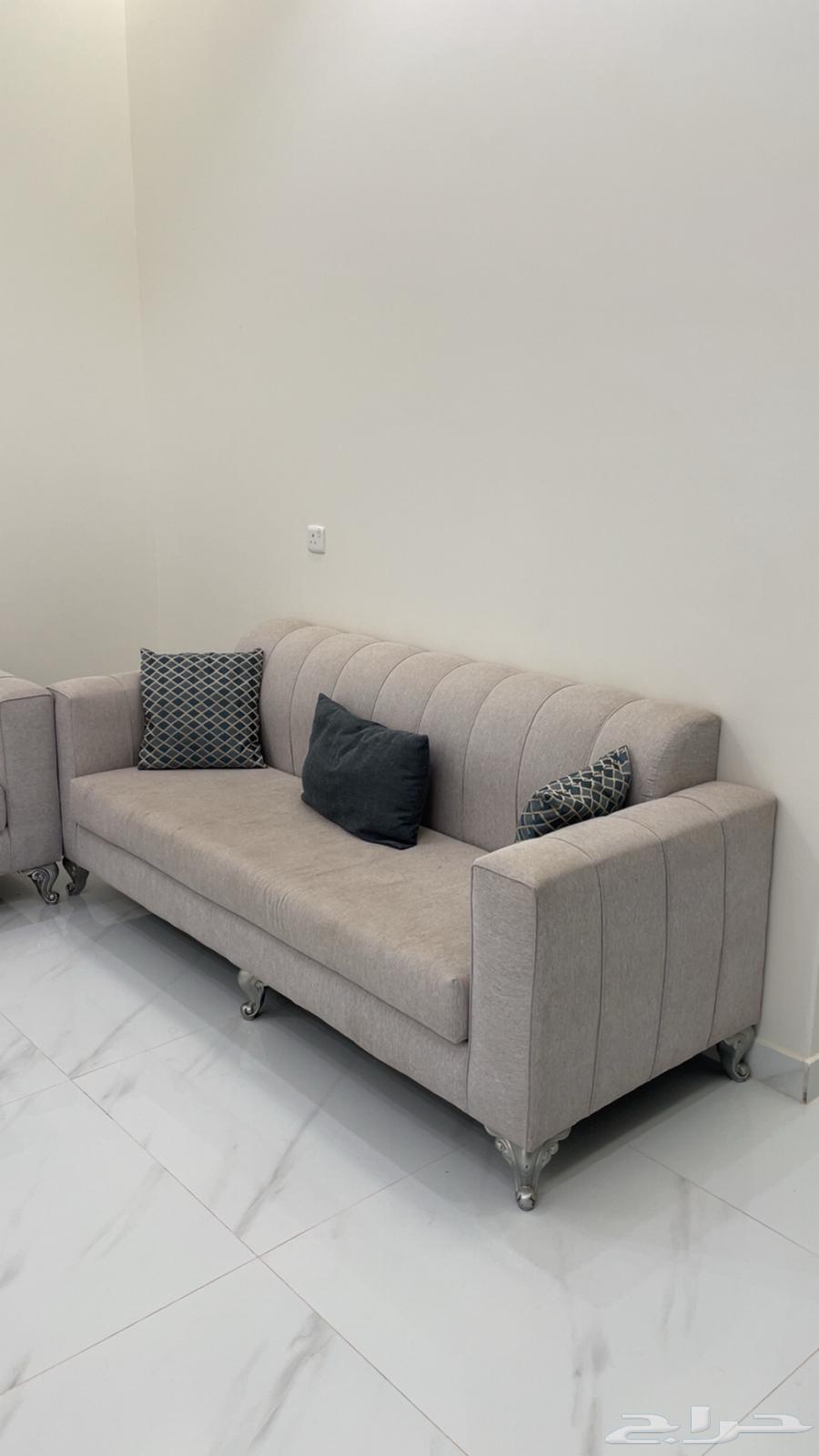 كنب 11 شخص وشاشه امباكس 55 بوصه شبة جديده وسجادة وطولات64558280425474110