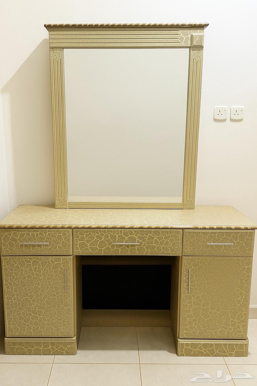 للبيع دولاب وتسريحه64555012185730111