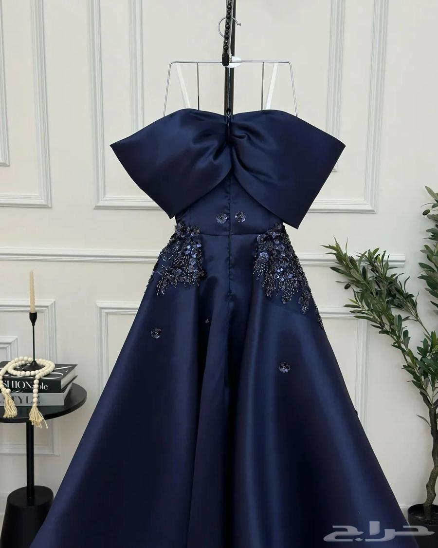 Dress worn for only 4 hours.. large size 6-764516353911809112