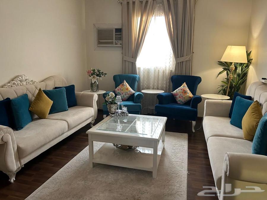 كنب نظيف مع طاولاته للبيع64558614348803114