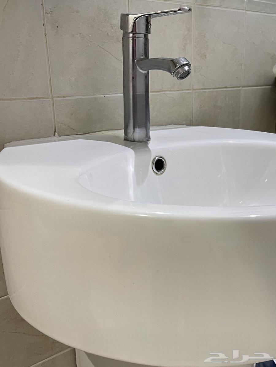 مغسلتين وصنبورين ومرايه بتميز اضاءه مخفيه بس الاضاءه64558100667651110