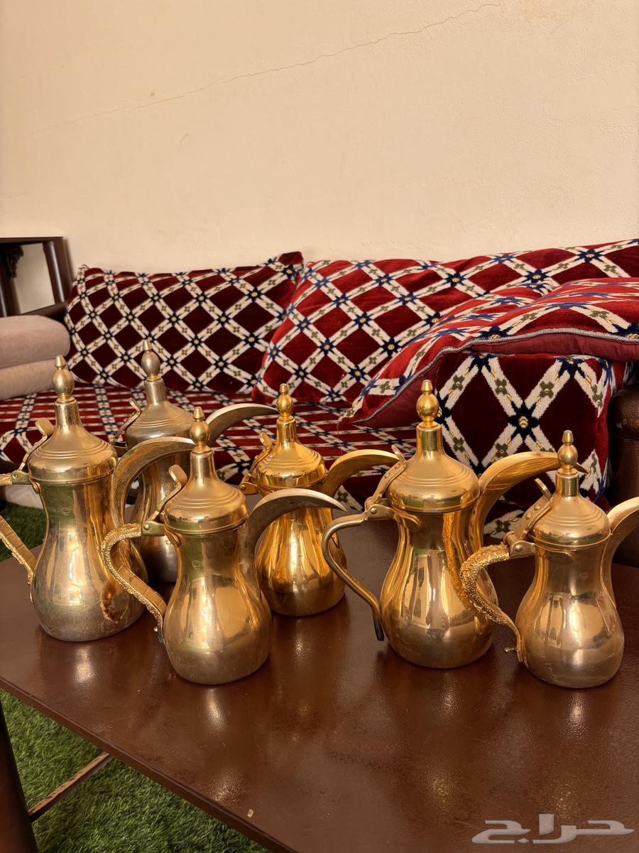 An old set of two dalahs, the messengers in the middle, big and small64557203111683113