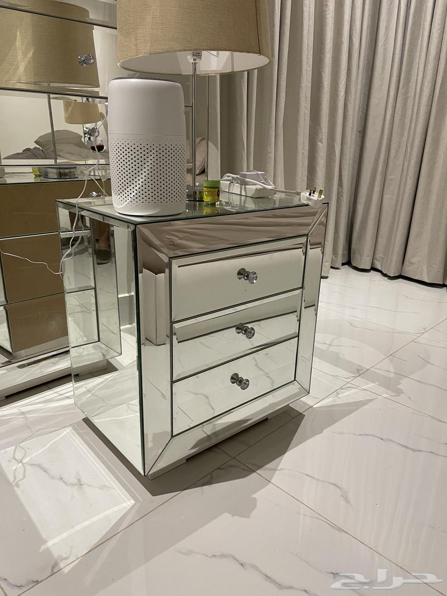 كمدينة وشفنيرة وتسريحة ومرتبة قدام السرير نظيفة للبيع64561911760513111