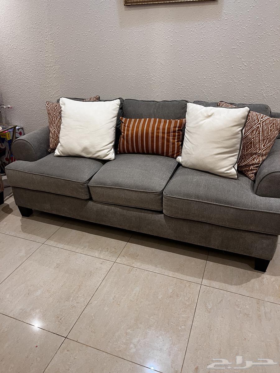 طقم كنب كالجديد من مفروشات المطلق استعمال جدا بسيط64556211803521110