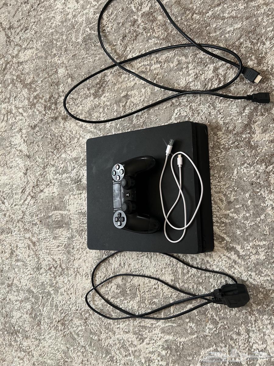 سوني فور جديد ونظيف ما فيه اي خراب معاه السلك حقه واشت دي64541307118465110