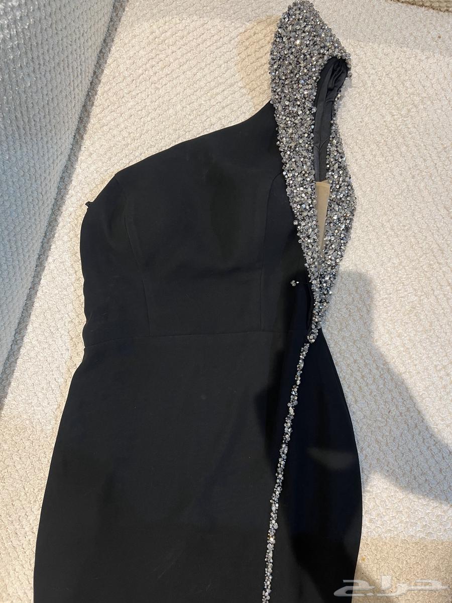 الفستان نظيف ملبوس بس مرة واحدة64561995538819110