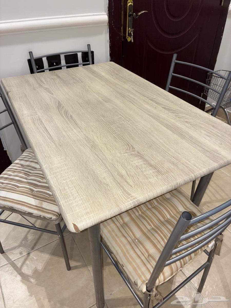 طاولة طعام لـ 4 مقاعد للبيع (من HomeBox)64555856865795111