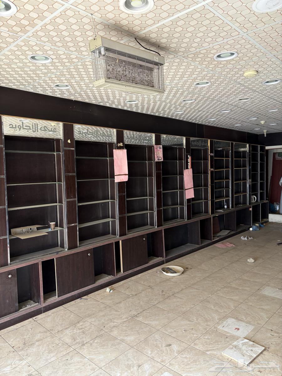 للبيع رفوف كامله تنفع للمحامص وكذلك محلات الخياطه64558780724739110