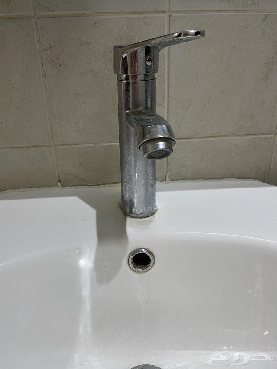 مغسلتين وصنبورين ومرايه بتميز اضاءه مخفيه بس الاضاءه64558100667651111