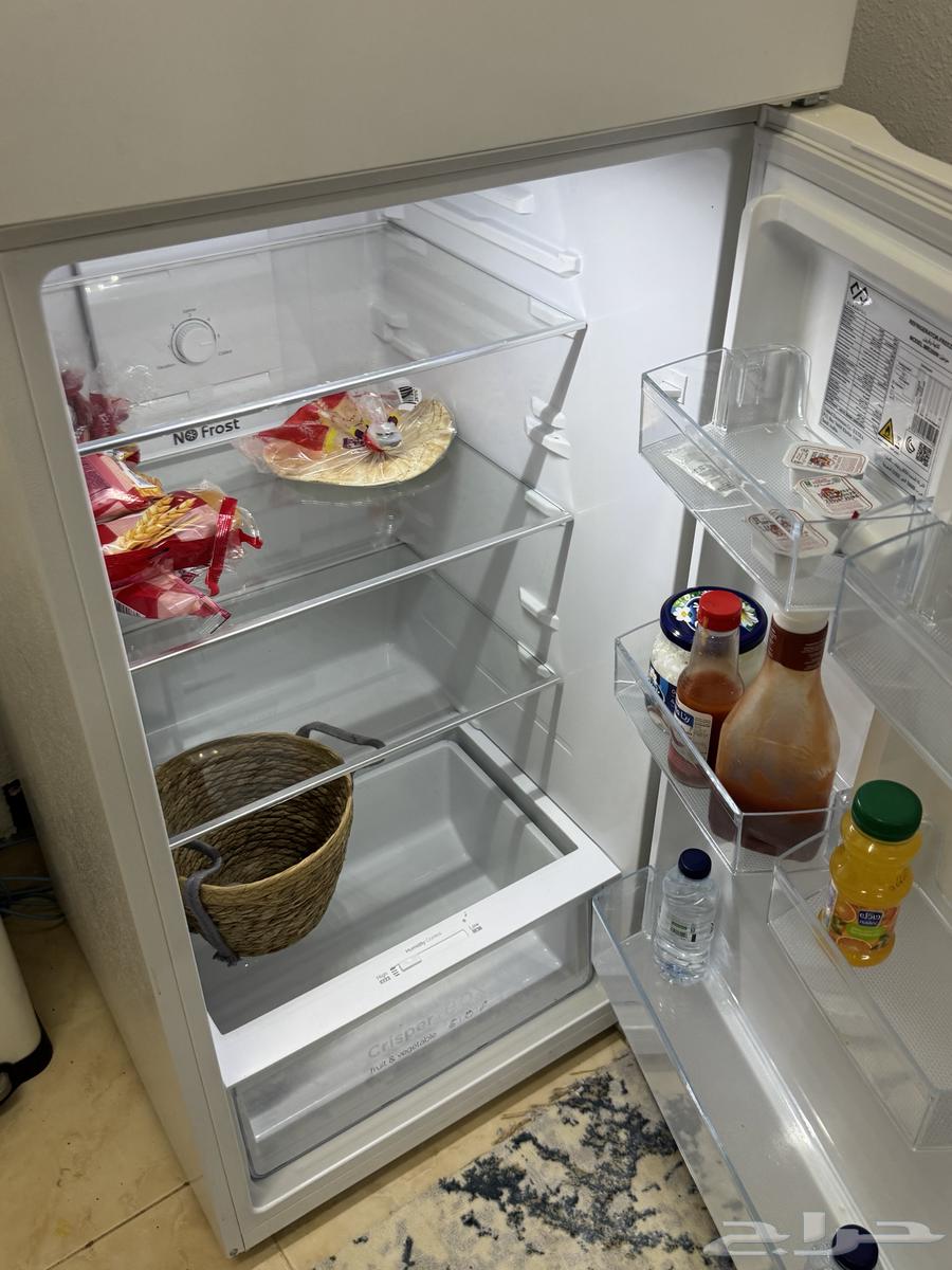 Refrigerator with combined freezer64559295064834112