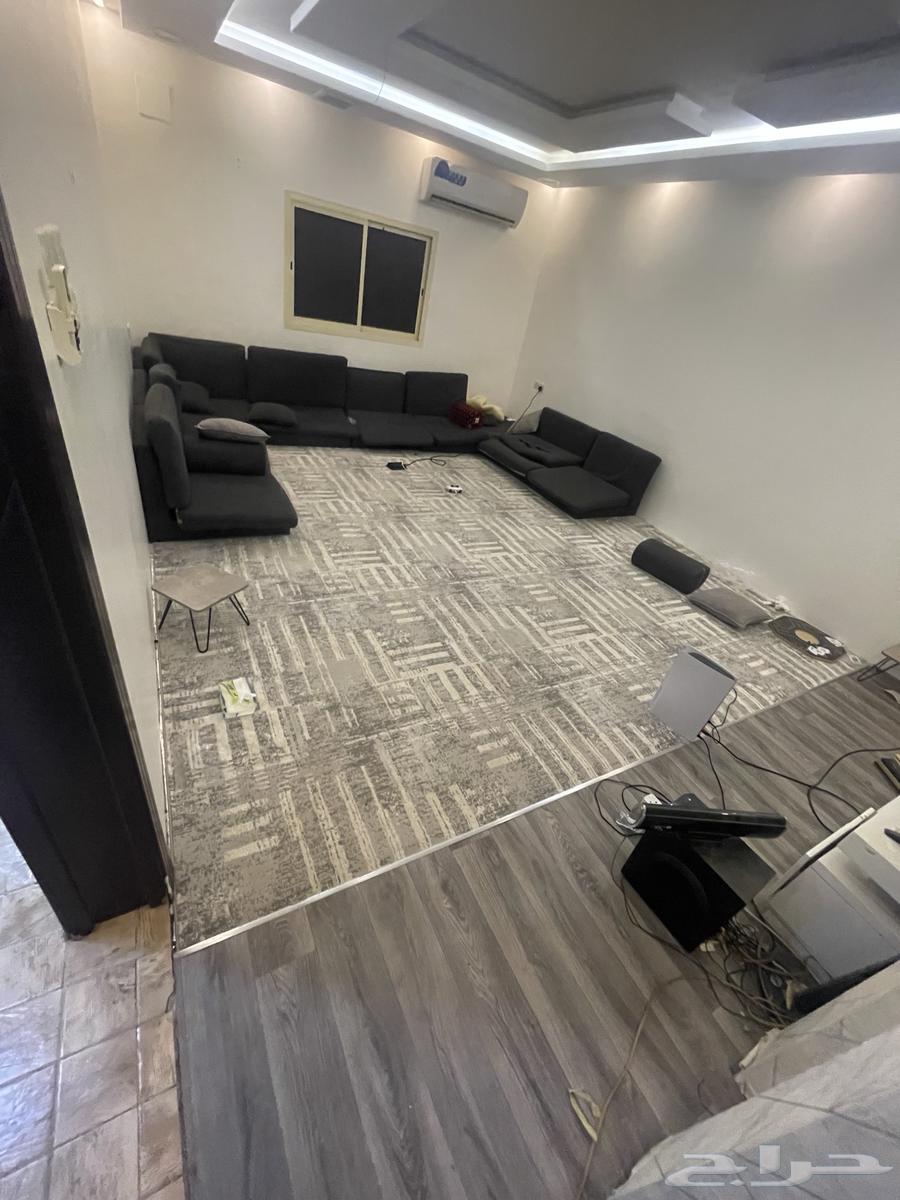 فرشه 4في 3 وكنب موضح فالصوره وحده بس مكسوره ايضا  طاوله بيضا64560980244739111