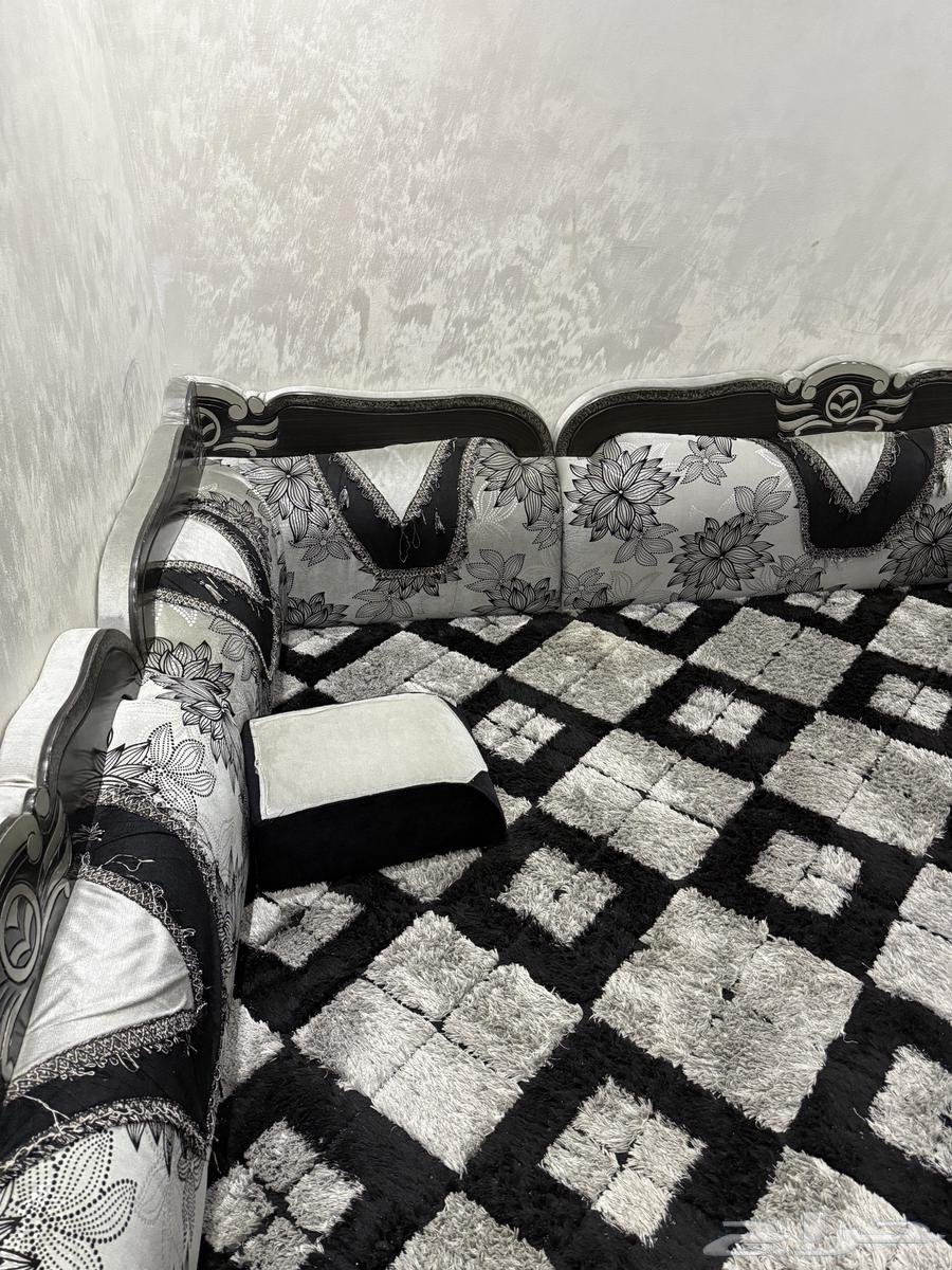 للبيع مجلس كنب ومساند مع الطاولات64562629389187111