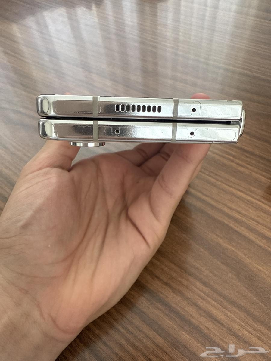 Galaxy Z Fold 564556902947970112