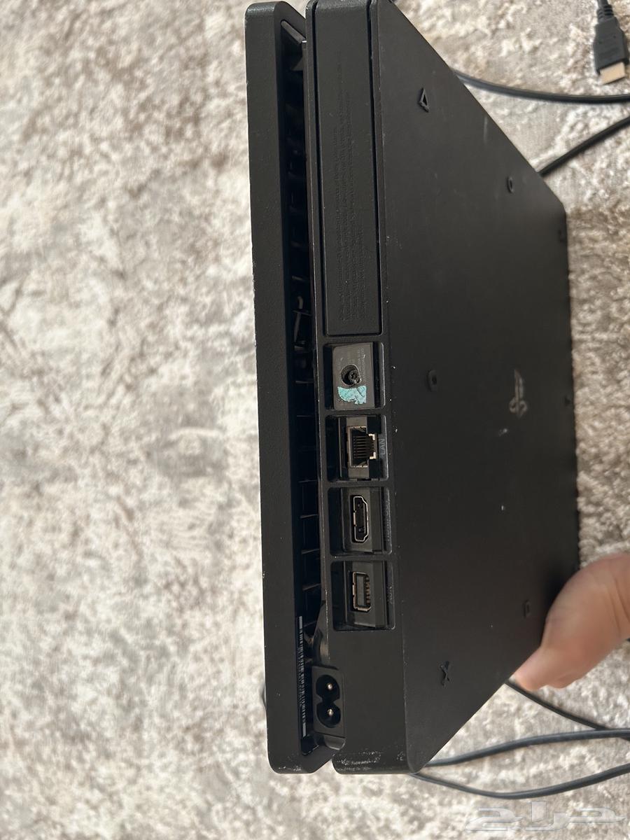 سوني فور جديد ونظيف ما فيه اي خراب معاه السلك حقه واشت دي64541307118465112