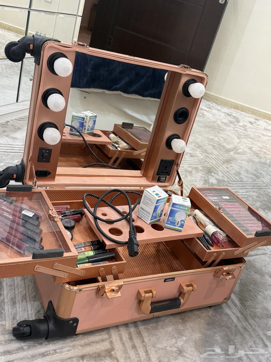 New portable makeup bag, never used, comes with spare lights but haven't installed them64554076611202111