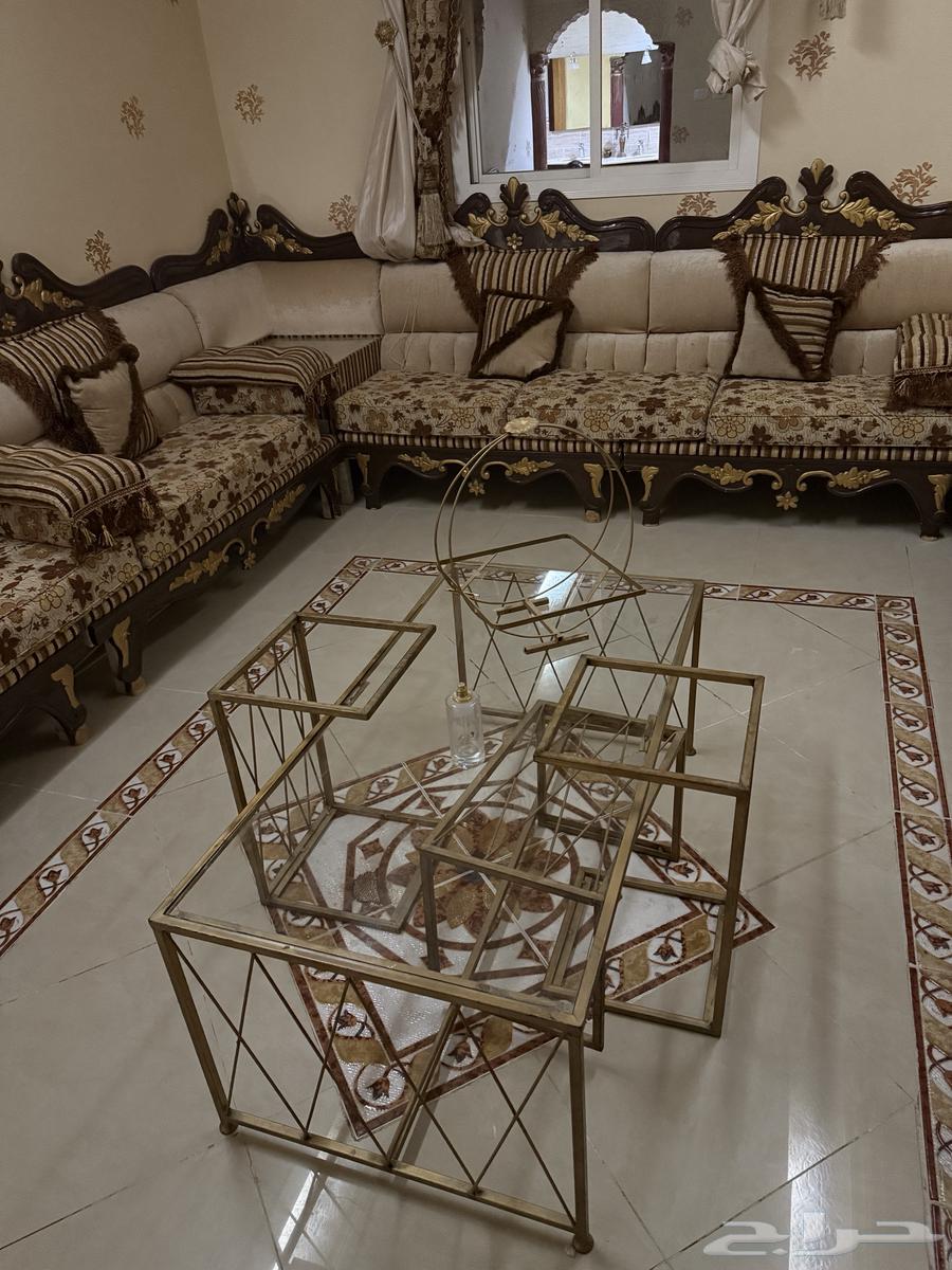 للبيع مجلس كنب ومساند مع الطاولات64562629389187112