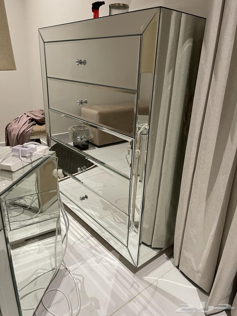 كمدينة وشفنيرة وتسريحة ومرتبة قدام السرير نظيفة للبيع64561911760513110