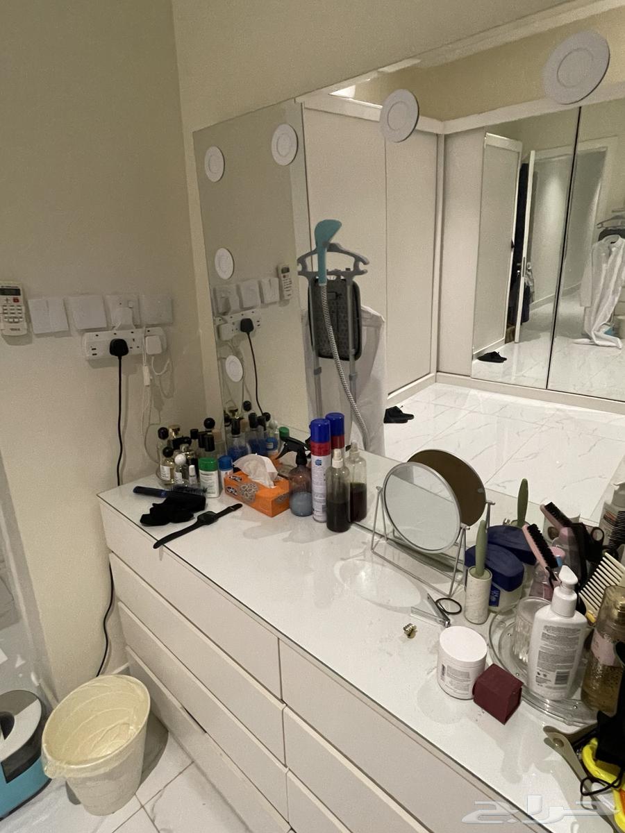 كمدينة وشفنيرة وتسريحة ومرتبة قدام السرير نظيفة للبيع64561911760513112