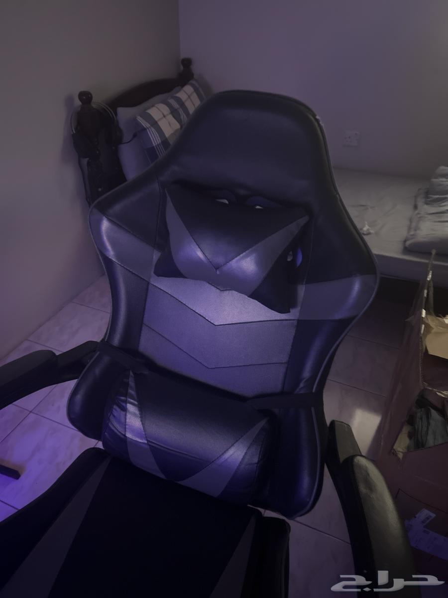 A chair but cracked in the middle, you can quickly put a cover on it and it's very comfortable64558767042433110