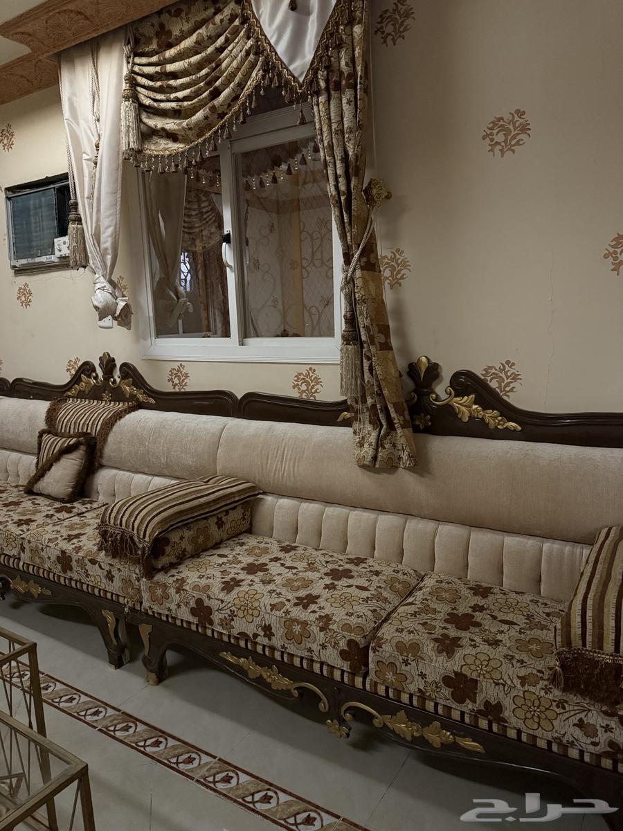 للبيع مجلس كنب ومساند مع الطاولات64562629389187114