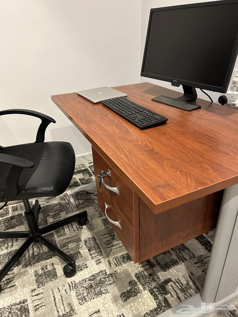 Table with swivel chair64558321945346110