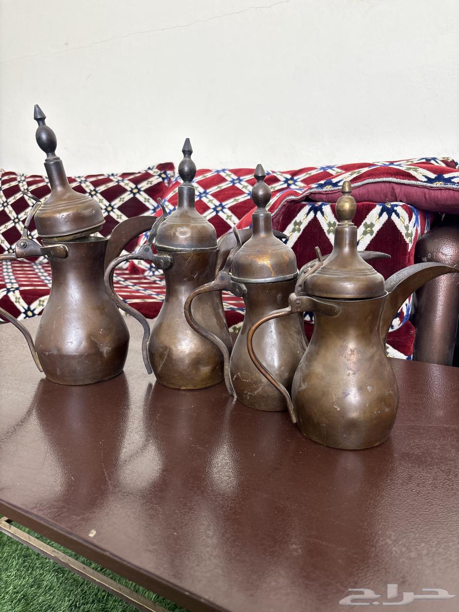 An old set of two dalahs, the messengers in the middle, big and small64557203111683110