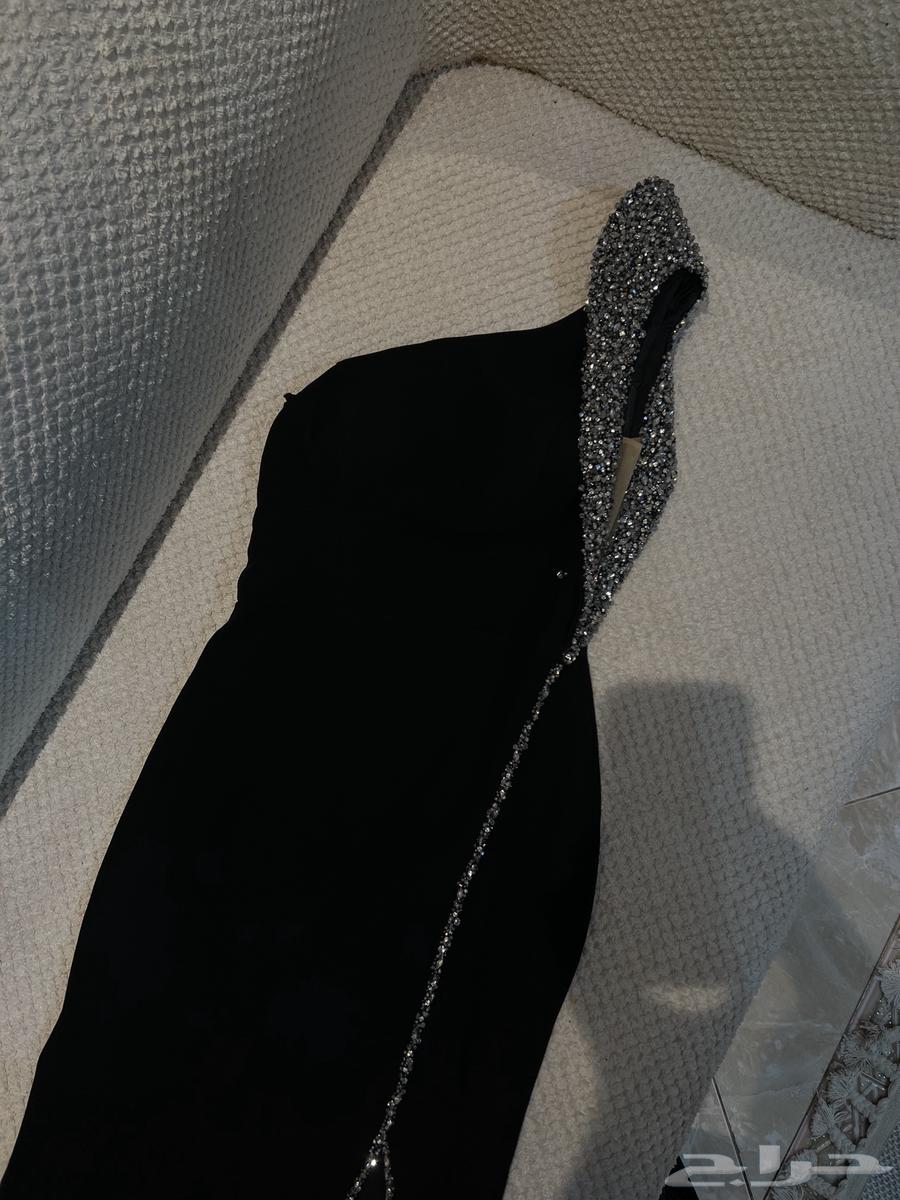 الفستان نظيف ملبوس بس مرة واحدة64561995538819112