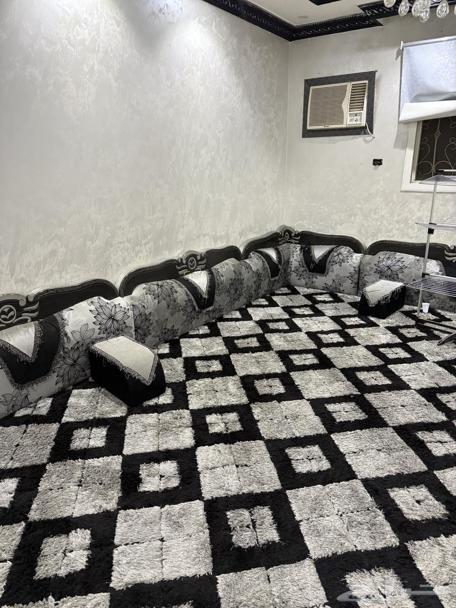 للبيع مجلس كنب ومساند مع الطاولات64562629389187113