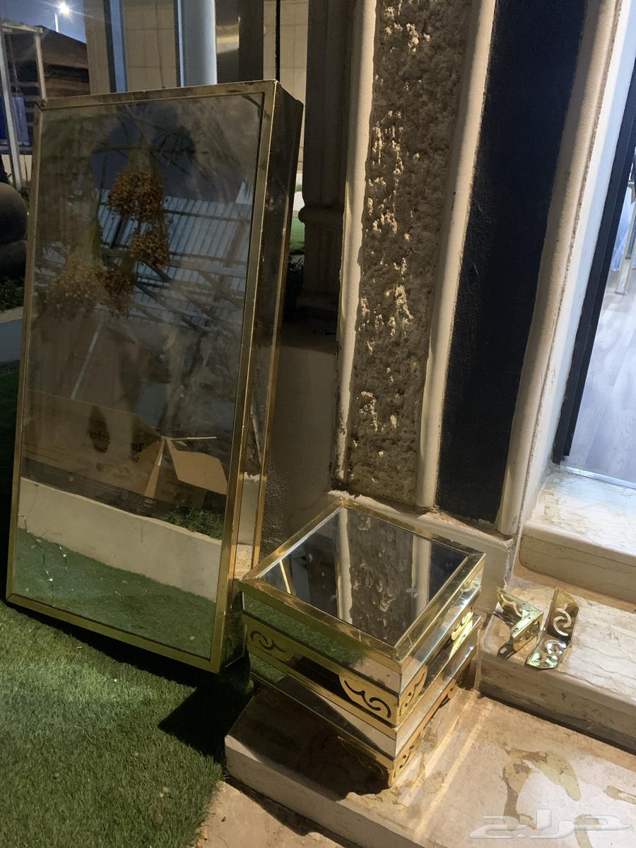 Floor table with four service chairs, the table has a slight chipping64559575920386110