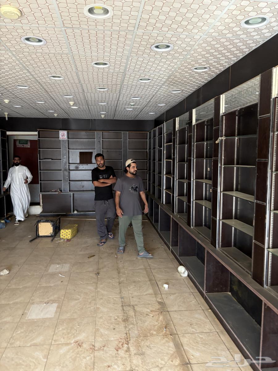 للبيع رفوف كامله تنفع للمحامص وكذلك محلات الخياطه64558780724739113