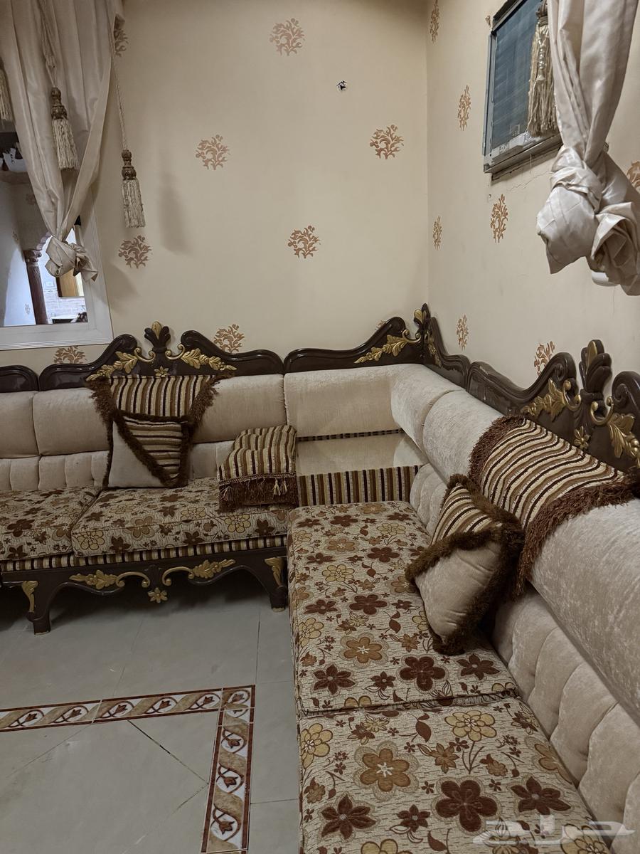 للبيع مجلس كنب ومساند مع الطاولات64562629389187110