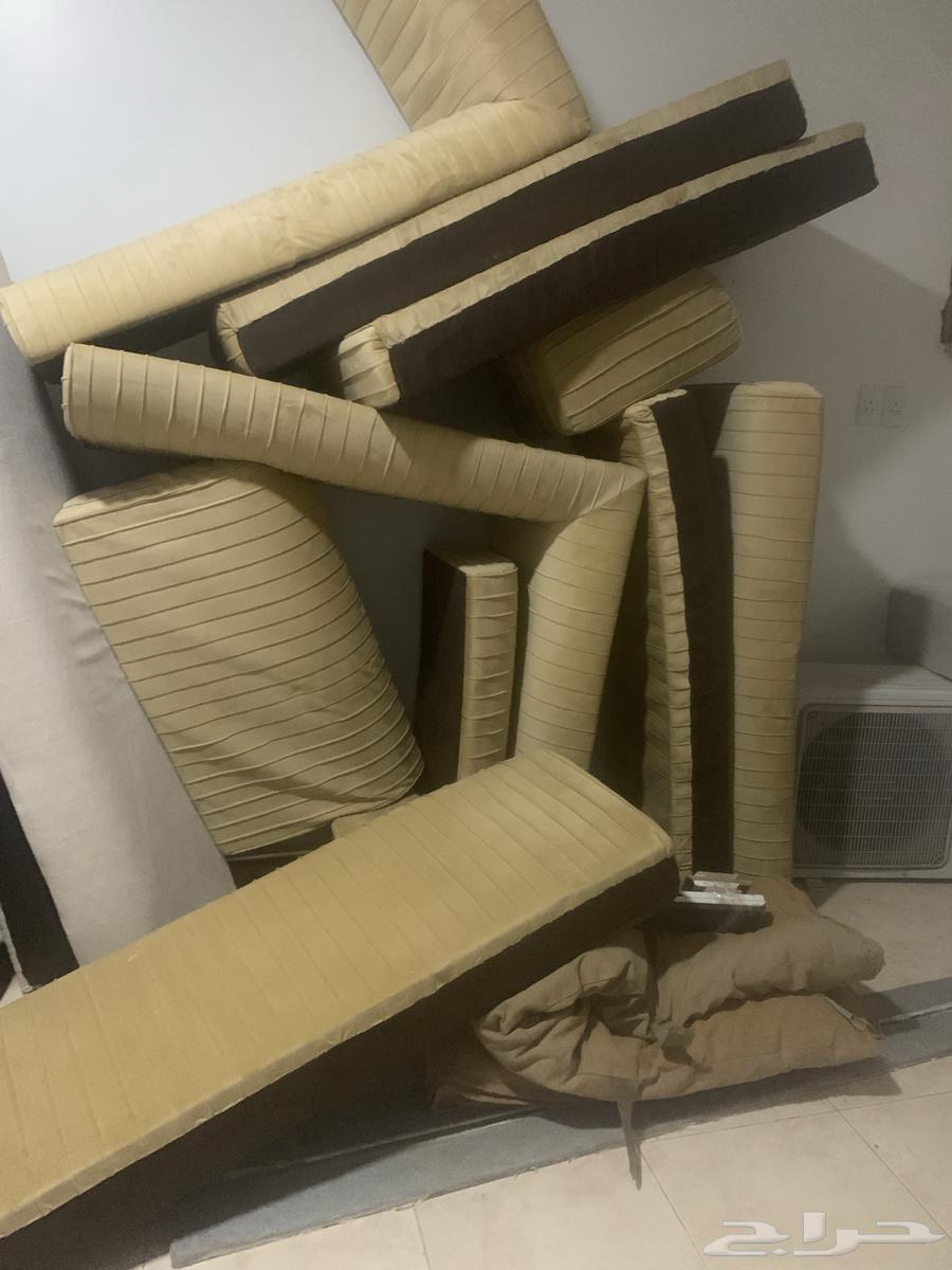 مجلسين كنب واحد شبه جديد الابيض والثاني مستعمل قليل64560346465666111