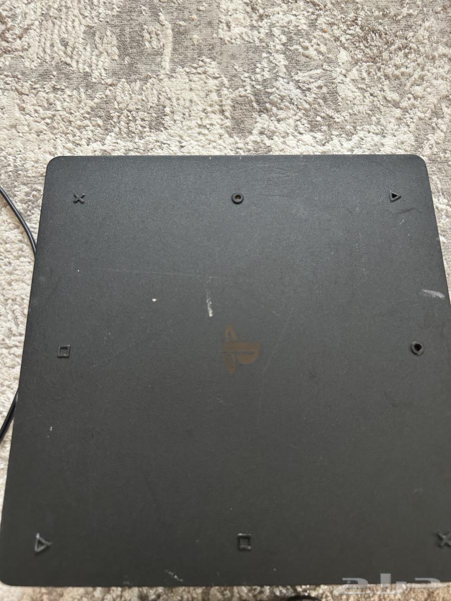 سوني فور جديد ونظيف ما فيه اي خراب معاه السلك حقه واشت دي64541307118465111