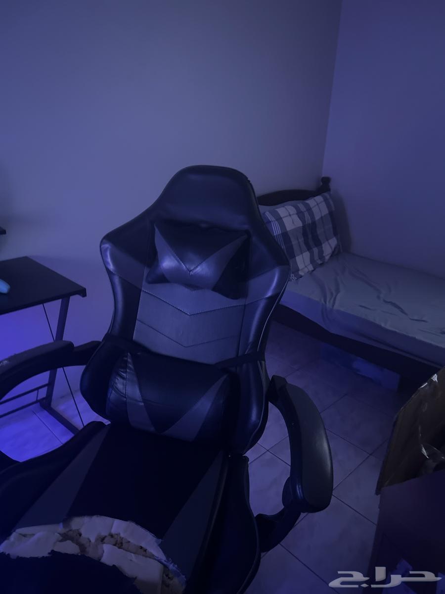 A chair but cracked in the middle, you can quickly put a cover on it and it's very comfortable64558767042433111