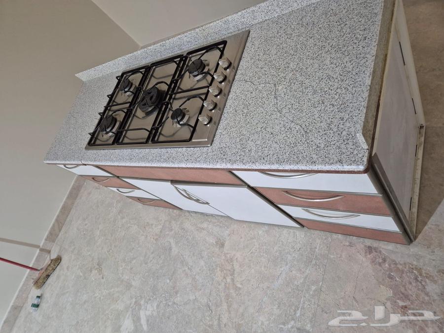 سطح غاز مع دولايب وادراج للبيع64562417716353110