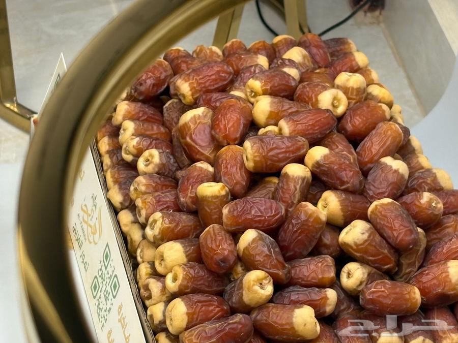 عرض على تمر صقعي (فاخر )64559715526401111