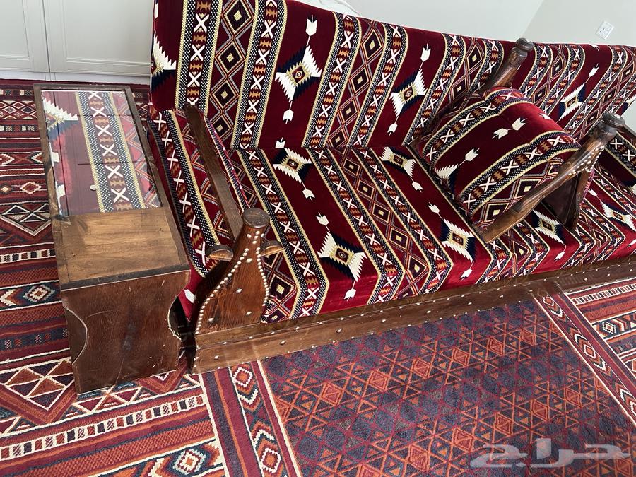 مجلس شعبي للون احمر ملكي64558780772354110