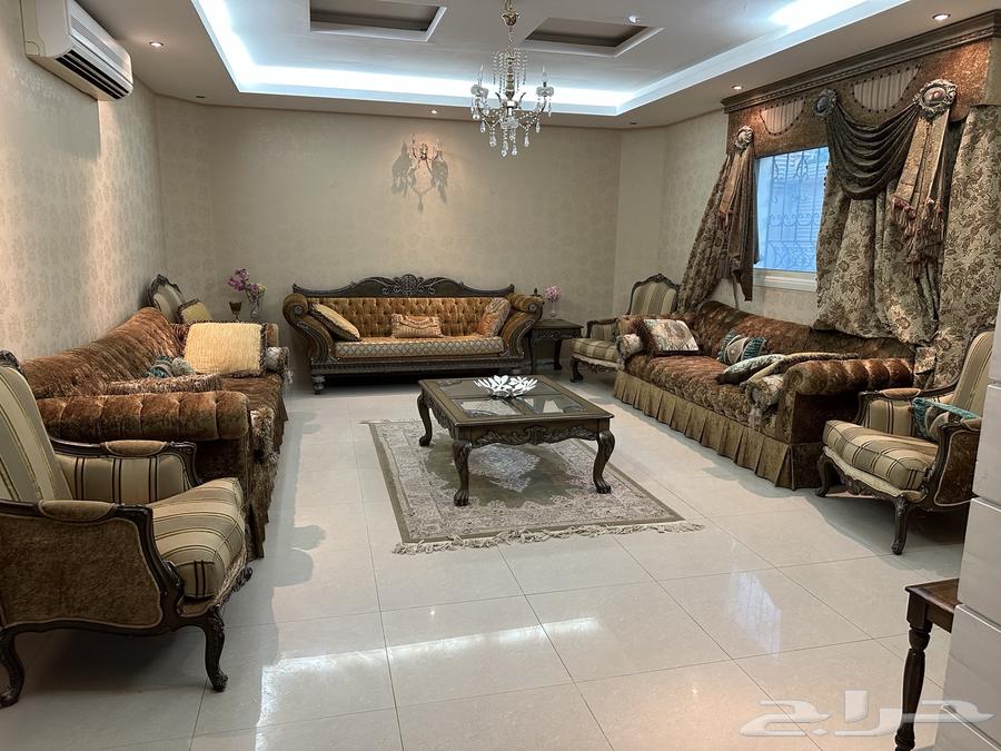 A sofa set sufficient for 12 people with tables64557044486403110