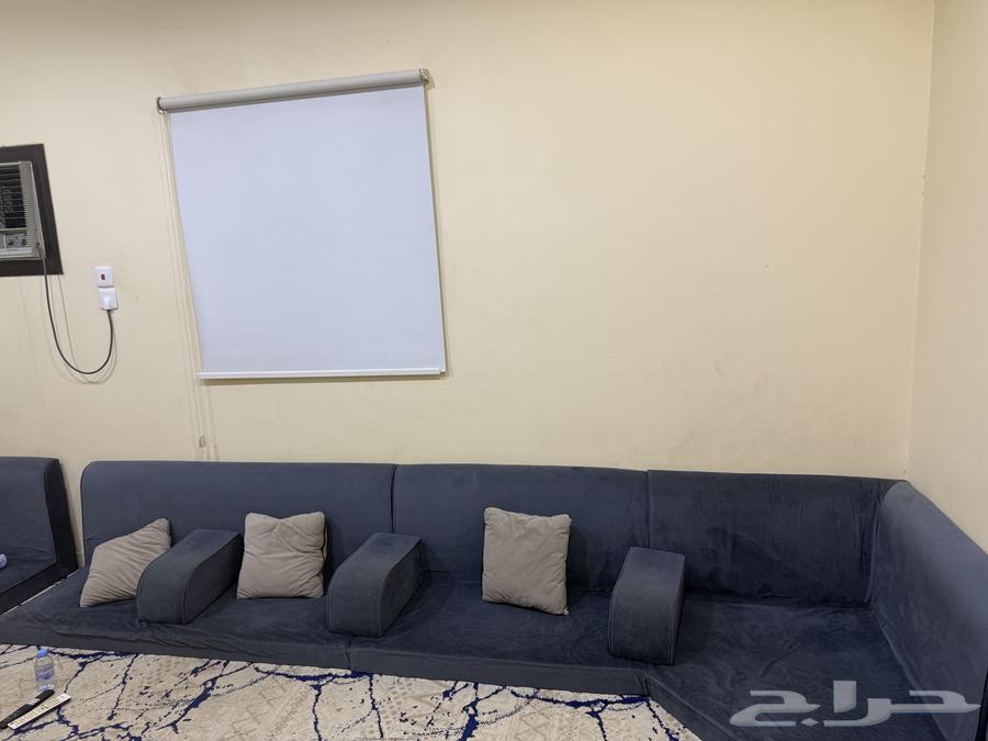 مجلس ارضي كامل 4 في 5 بحالة ممتازة نظيف جدا  تواصل واتس64554272912642111